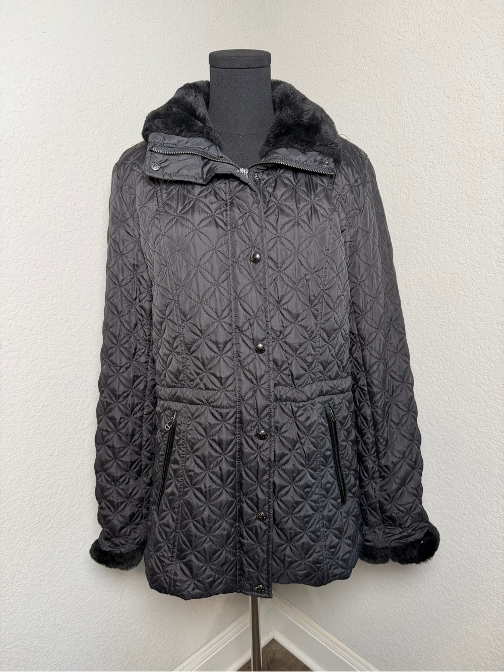 Marc NY by Andrew Marc Women's Black Quilted Puffer Coat with Faux-Fur Trim